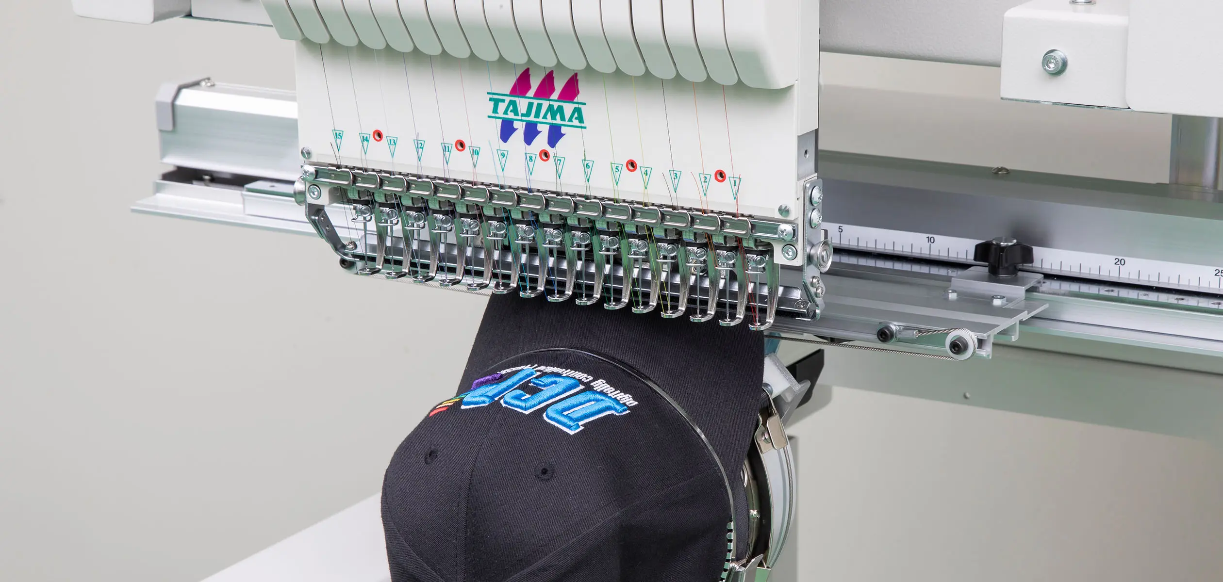 Machine à broder industrielle mono-tête avec cadre casquette TMBP2-SC